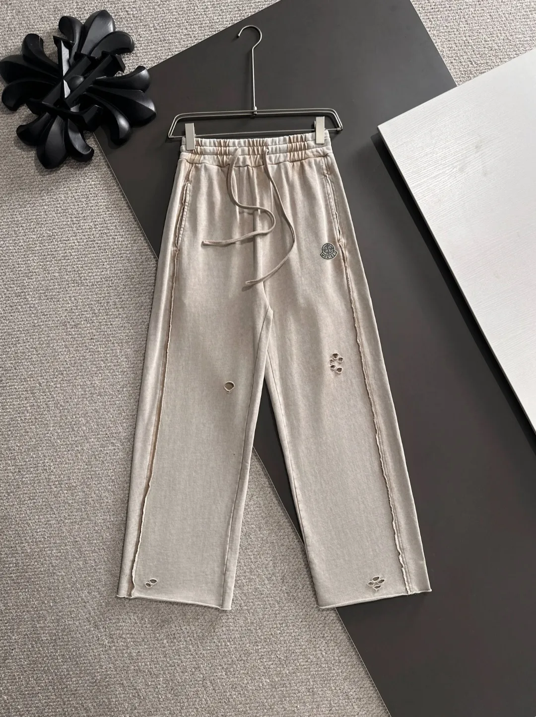 Next day shipment P360 Stone lsland/Stone Island Mouth Joint Exclusive launch of 25ss autumn and winter new high-quality trousers Compare real-life details at will The craftsmanship that ordinary small workshops cannot copy Top-level ZP development Unique imported fabric feel Purely imported German machine production Precision operation Ten thousand needle density A pair of trousers with rich details You can see the development strength A full set of new accessories can be customized simultaneously Simple yet elegant Soft, delicate and comfortable The upper body is versatile and fashionable A perfect choice for autumn and winter. A must-have item. Loose fit. Please refer to the size chart when placing an order: S to XL (or state your height and weight when placing an order)